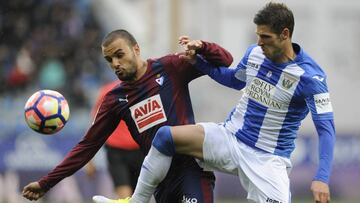 Los jugadores de Eibar y Leganés disputándose un balón.