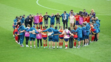 La Selección hace piña tras una victoria en la Euro.