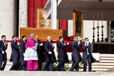 El ataúd del Papa Francisco es trasladado durante la misa funeral en la Plaza de San Pedro en el Vaticano.