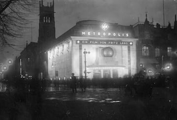 El 28 de enero de 1927 se estrenó en Berlín "Metrópolis", dirigida por Fritz Lang. Esta película muda de ciencia ficción es considerada una obra maestra del expresionismo alemán y una de las más influyentes en la historia del cine. Su estreno marcó un hito en la representación de sociedades futuristas y la relación entre la tecnología y la humanidad. En aquel año, el mundo estaba en plena transformación industrial y social, y la película reflejaba las preocupaciones sobre la desigualdad y el avance tecnológico.