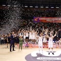 Los capitanes del Real Madrid, Rudy Fernández y Sergio Llull, levantan el trofeo de la Copa del Rey