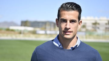 Luis Hernández, posando para AS sobre el césped del estadio Ciudad de Málaga.