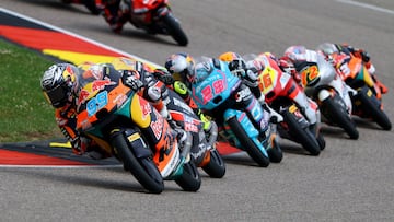 Rueda tirando del grupo en Moto3.