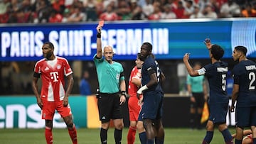 English referee Anthony Taylor shows a red card to Paris Saint-Germain's Ecuadorian defender #51 William Pacho during the FIFA Club World Cup 2025 quarterfinal football match between France's Paris Saint-Germain and Germany's Bayern Munich at the Mercedes-Benz Stadium in Atlanta on July 5, 2025. (Photo by Paul ELLIS / AFP)