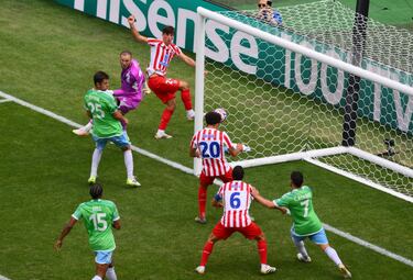 0-2. Córner atlético que juega en corto. Rodrigo de Paul se la da a Marcos Llorente que lanza un misil con la derecha desde el balcón del área. El balón se estrella en el larguero tras tocar Stefan Frei, bota sobre la línea y en el rechace, Robin Le Normand devuelve el esférico a la línea de gol para que remate a placer Axel Witsel y anotar el segundo.