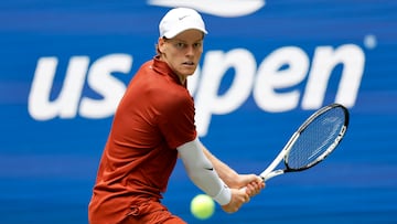 FLUSHING MEADOWS (United States), 26/08/2025.- Jannik Sinner of Italy in action against Vit Kopriva of the Czech Republic during the first round of the US Open Tennis Championships at the USTA Billie Jean King National Tennis Center in Flushing Meadows, New York, USA, 26 August 2025. The US Open tournament runs from 24 August through 07 September. (Tenis, República Checa, Italia, Nueva York) EFE/EPA/JOHN G. MABANGLO