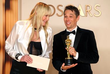 La película 'Anora' de Sean Baker, se lleva dos estatuillas al Mejor Montaje y Guión Original. En la imagen, el cineasta  con la actriz Daryl Hannah.