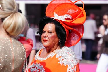 Ambiente durante el 'Ladies Day' del Grand National Festival, la carrera ecuestre más importante de las que se celebran en el Reino Unido, en el Circuito de Aintree, Liverpool.