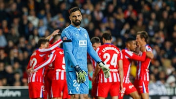 Mamardashvili se lamenta tras uno de los goles del Atlético.