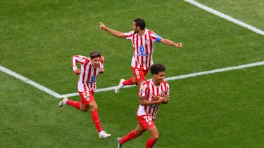 Witsel, Koke y Giuliano celebran el gol del belga al Seattle.