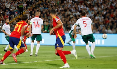 0-2. Marc Cucurella recibe el balón en el segundo palo del área de Bulgaria, controla y con la izquierda suelta un latigazo para superar a Svetoslav Vutsov.