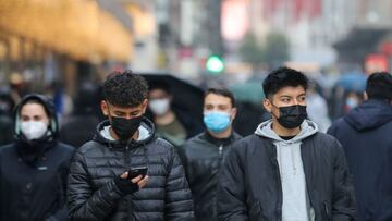 Varias personas con mascarilla, el mismo día que entra en vigor la obligatoriedad de usar mascarilla en exteriores, a 24 de diciembre de 2021, en Madrid, (España). Fue el pasado 26 de junio cuando el Gobierno central decidió poner fin a la obligatoriedad del uso de la mascarilla en los exteriores si había más de 1,5 metros de distancia. Sin embargo, el Boletín Oficial del Estado (BOE) publicó ayer el real decreto ley aprobado por el Consejo de Ministros que hace obligatorio el uso de mascarillas en exteriores a partir de hoy 24 de diciembre tras el aumento de casos por coronavirus en los últimos días. España mantiene una incidencia acumulada en los últimos 14 días de 609,38 casos por cada 100.000 habitantes. Con estos datos, el país se encuentra en el nivel máximo de riesgo por transmisión del coronavirus.
24 DICIEMBRE 2021;MASCARILLAS;EXTERIORES;OBLIGACIÓN;INCIDENCIA;CASOS;CORONAVIRUS
Marta Fernández Jara / Europa Press
24/12/2021