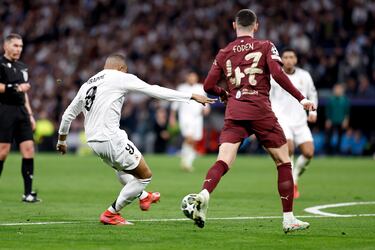 3-0. El nueve del Real Madrid encara a su marcador al borde del área, se va y con la izquierda, lanza un disparo raso, al palo largo de Emerson, para anotar el tercero en su cuenta goleadora.
