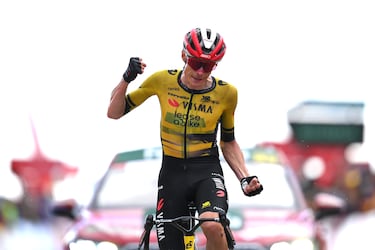 Jonas Vingegaard celebra en la meta su victoria de etapa durante la 9.ª etapa de La Vuelta a España 2025.
