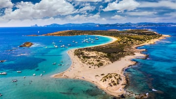 Entre Ibiza y Formentera se encuentra la isla Espalmador. Pertenece al Parque Natural de las Salinas y en él se levantan pinares mediterráneos y sabinares donde habitan chorlitejos patinegros, tarros blancos y cigüeñuelas.