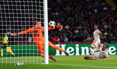 1-1. Michael Olise cambia de banda a Serge Gnabry, saca un centro a media altura para conectar con Harry Kane que de manera acrobática, empalma el balón con la derecha y supera a Iñaki Peña.