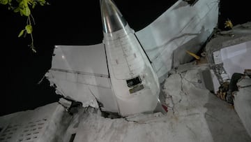 Cola del avión estrellado dentro del edificio del albergue de médicos en el lugar del accidente del vuelo de Air India el 12 de junio de 2025 en Ahmedabad, India.
