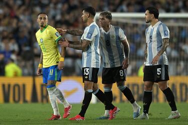 Raphinha de Brasil reacciona ante Cristian Romero de Argentina durante el partido de clasificación sudamericano para la Copa Mundial de la FIFA 2026 entre Argentina y Brasil en el Estadio Monumental Antonio Vespucio Liberti.