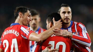 Le Normand y Giménez felicitan a Correa por su gol frente al Valencia.