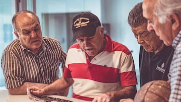 Vavá, Emilín, Lezcano y Asensi observan una imagen de la plantilla del Elche CF que disputó la final de Copa de 1969.