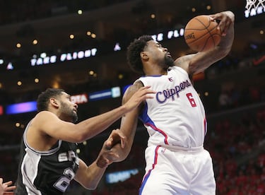 Otra que oposita a mejor primera ronda de la historia. Los Clippers parecían estar ante su mejor oportunidad de pelear por el anillo y los Spurs, con un Tim Duncan de 38 años, apuraban sus últimas opciones de pelear con los grandes transatlánticos del Oeste. Nada salió como se esperaba. Después de una convincente victoria de los angelinos en el primer partido, iban a dejar escapar el segundo, para perder el tercero por 27. Cuando parecía que los Clippers iban a mostrar su cara menos competitiva de nuevo, consiguieron igualar la serie en San Antonio en el cuarto. Los Spurs volvieron a ganar en Los Ángeles en el quinto y los Clippers, mirando a los ojos a la eliminación, lograron otro triunfo a domicilio en el sexto. Y llegamos al séptimo, cuando aquella serie pasó de grande a legendaria. A falta de un minuto y con 107-107 en el marcador todas las miradas estaban puestas en los dos jugadores referentes. Y aparecieron. Chris Paul ponía a los suyos por delante a falta de 13 segundos. Duncan igualaba de nuevo con dos tiros libres. Finalmente, en la que se puede considerar la canasta más importante de su carrera, Paul eliminaba a los Spurs con un increíble tiro sobre la bocina.