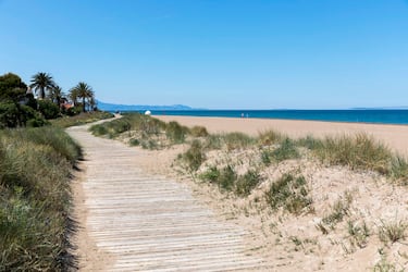 La extensa playa de Les Marines se encuentra en Denia y se sitúa muy cerca del puerto. Junto a la playa y el muelle, se localiza también el castillo de Denia, uno de los monumentos más icónicos de la localidad.