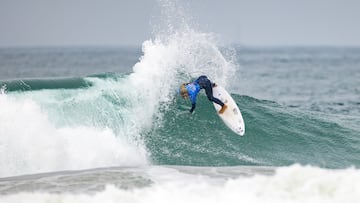 HUNTINGTON BEACH, CALIFORNIA - AUGUST 3: Annette Gonzalez Etxabarri of the Basque Country surfs in Heat 4 of the Quarterfinals at the Lexus US Open of Surfing on August 3, 2025 at Huntington Beach, California. (Photo by Kenny Morris/World Surf League)