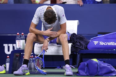 El ruso Daniil Medvedev rompe su raqueta tras perder su partido de primera ronda individual masculino contra el francés Benjamin Bonzi en el primer día del Abierto de Estados Unidos.