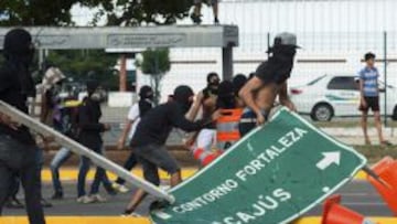 La Policía dispersa con gases lacrimógenos las protestas