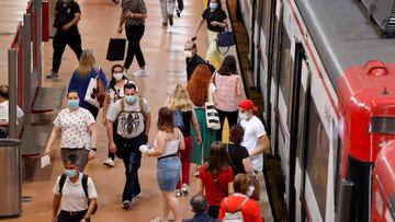 Decenas de pasajeros se desplazan en transporte público en la madrileña estación de Atocha, este lunes, jornada en la que todos los madrileños estrenan la fase 1, y también lo hace su transporte público, que desde primera hora de la mañana ha comenzado a poner a prueba varias medidas de cara a una mayor afluencia de viajeros durante la desescalada, con un sistema automático de cierre de tornos para evitar aglomeraciones o controles de aforo. EFE/Chema Moya