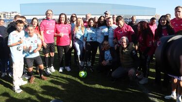 La presidenta de la Comunidad de Madrid, Isabel Díaz Ayuso, hace el saque de honor en el partido benéfico 'Artistas contra famosos' a beneficio de la Fundación Aless Lequio.
