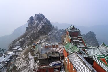 Estos monte se encuentran en el noroeste de la provincia de Hubei. El Conjunto de edificios antiguos de las montañas de Wudang fue declarado patrimonio de la humanidad por la Unesco en 1994. La leyenda del lugar le atribuye a la región el lugar donde surgieron los estilos internos de las artes marciales chinas. En 2010 el emplazamiento fue lugar fue usado para el rodaje de The Karate Kid.