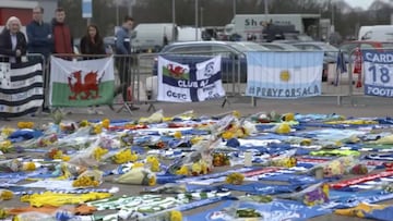 Los aficionados rinden homenaje a Emiliano Sala en Cardiff