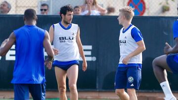 Parejo y Wass.