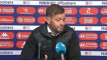 Insólito: así explica el entrenador del Extremadura su expulsión por "zarandear" a su propio jugador
