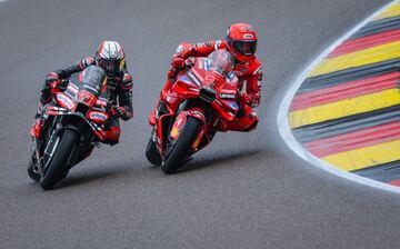 En la última vuelta, Marc Marquez adelantó a Marco Bezzecchi que iba en cabeza de la carrera y llegó a sacar más de 3 segundos a Marc Márquez.