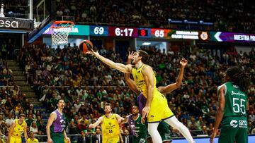 El pívot estadounidense del Gran Canaria Ethan Happ lanza a canasta durante el partido de Liga Endesa ante el Unicaja.