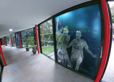 La Roja en la Euro: penthouse, sala de conciliación, 14 aulas privadas, metre...