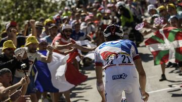 El ciclista francés Thibaut Pinot asciende las rampas del Alpe d'Huez en el Tour de Francia 2015.