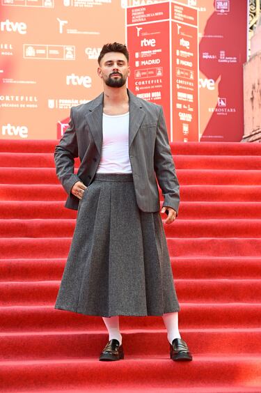 El cantante J KBello posa en la alfombra roja de la II edición de los Premios Academia de la Moda Española que tiene lugar en la Biblioteca Nacional.