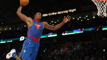 (FILES) In this file photo Dwight Howard of the Orlando Magic wearing a Superman Cape in the Sprite Slam-Dunk Contest at the New Orleans Arena during the 2008 NBA All-Star Weekend February 16, 2008 in New Orleans, Louisiana. - Former Slam Dunk Contest champion Dwight Howard, NBA All-Stars Damian Lillard and Trae Young and Toronto's Pascal Siakam are highlight entrants into the All-Star Saturday Night festivities announced Tuesday by the league. (Photo by Timothy A. CLARY / AFP)
