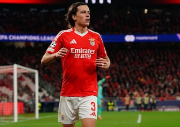 El lateral zurdo gallego es uno de los jugadores con más proyección del fútbol español. Carreras dio el salto desde la Fábrica a la cantera del Manchester United; desde allí acumuló cesiones en Preston North End, Granada y Benfica, club que se haría con sus servicios a cambio de 6 Millones de Euros. En Lisboa se convirtió en pieza clave disputando 60 partidos en los que anotó 5 tantos y repartió 11 pases de gol.