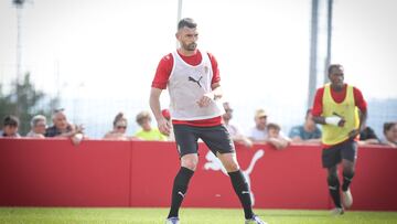 12-07-25. PABLO VÁZQUEZ, EN SU PRIMER ENTRENAMIENTO CON EL SPORTING EN MAREO.