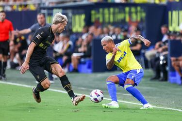 Un heroico David Gil para tres penaltis y da el Carranza al Cádiz