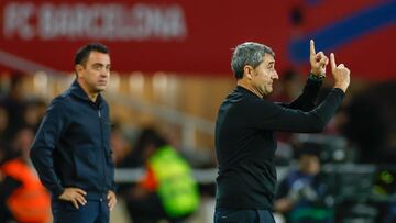 BARCELONA, 22/10/2023.- El entrenador del Athetic, Ernesto Valverde (d) y el del Barcelona, Xavi Hernández, durante el partido de LaLiga entre el Barcelona y el Athletic de Bilbao, este domingo en el Estadi Olimpic Lluis Companys de Barcelona. EFE/ Alberto Estévez