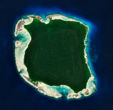 Ubicada en el archipiélago de Andamán, esta isla está habitada por los sentineleses, una tribu que ha vivido aislada durante milenios. Rechazan con violencia cualquier intento de contacto, incluso disparando flechas a helicópteros. La ley india prohíbe acercarse a menos de cinco kilómetros para proteger tanto a la tribu como a los visitantes de posibles contagios. Es un lugar en el tiempo detenido.