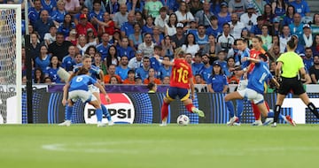 La jugadora del Madrid combinó con Alexia y disparó de forma violentísima. Brutal el tanto del empate para las españolas. 