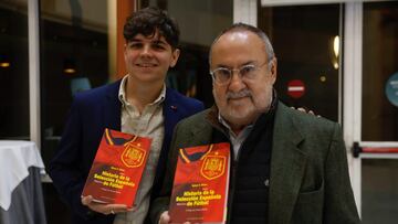 Rubén García Bielsa y Alfredo Relaño, con la obra.