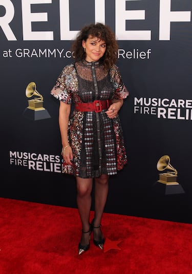 Norah Jones posa en la alfombra roja de los Grammys 2025 del Crypto.com Arena situado en la ciudad de Los Ángeles, en California.