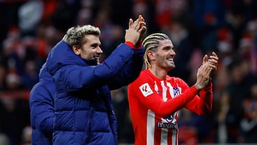 Soccer Football - LaLiga - Atletico Madrid v Sevilla - Metropolitano, Madrid, Spain - December 23, 2023 Atletico Madrid's Rodrigo De Paul and Antoine Griezmann applaud fans after the match REUTERS/Susana Vera